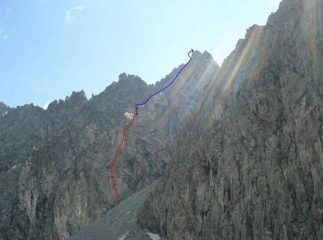 in rosso la via, in blu il tracciato della cresta