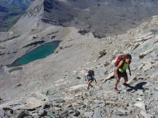 Erika e serena durante la salita al Mongioia (alle spalle il bivacco)