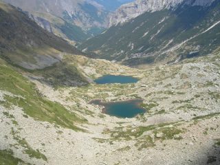 salendo vista sui sottostanti laghi
