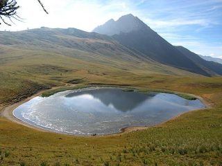 La Guglia Rossa si specchia nel Lago Chavillon