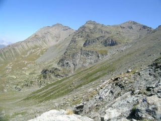 Nell'ordine: 1. xilograffiti itinerario; 2. dalla vetta dell'Albergian; 3. incontri sulla cima del Grand Mioul; 4. stelle alpine su cresta Grand Mioul-Vallonetto; 5. dal colletto Punta Ciapèl vista