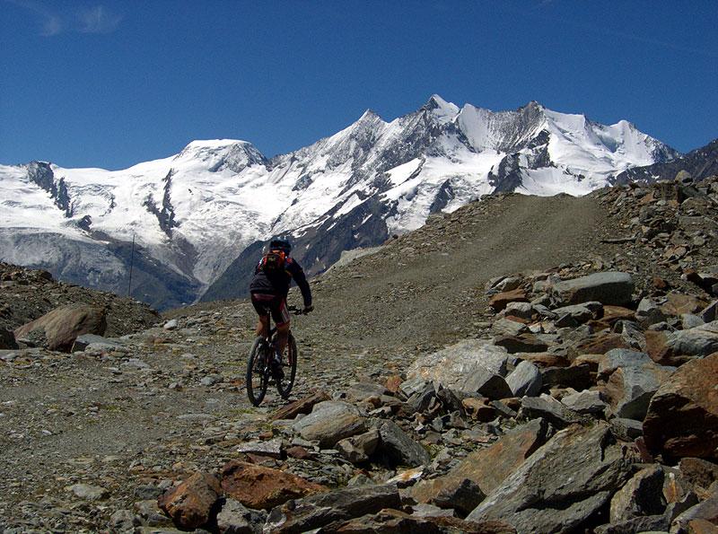 Pedalando al cospetto dei Mischabel