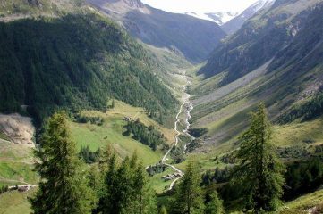 Il vallone verso il Bezzi visto dal sentiero alto di rientro oltre le alpi Ravera alte