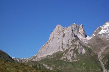 Il rifugio Elisabetta ai piedi delle Pyramides Calcaires