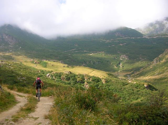 prima di arrivare all'Alpe Sella con in fondo il tratto della nuova strada che porta all'Alpe della Sella Vecchia