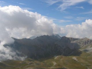 Uno sguardo verso la Val Maira con il lago Autaret