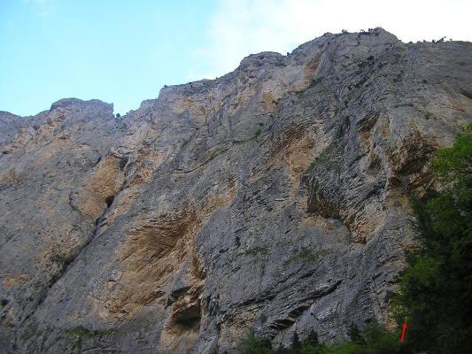 La parete con l'attacco della via (freccia rossa)