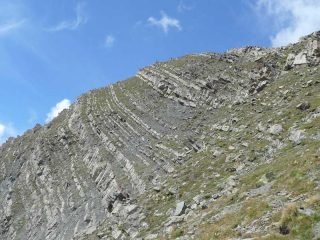 La caratteristica roccia stratificata della cima.