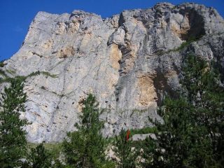 La parete con l'attacco della via (freccia rossa).