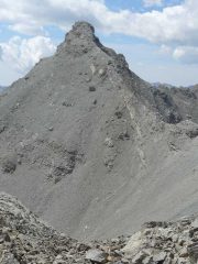 Il versante-crestone lungo il quale si snoda la traccia di salita.