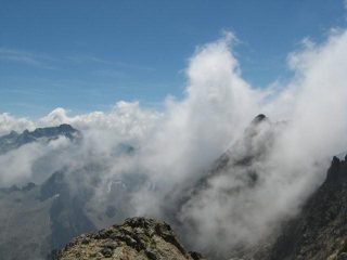 Dalla cima un'Argentera coperta di nubi