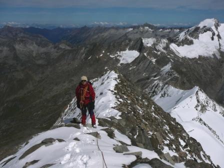Alberto a pochi passi dalla vetta, sullo sfondo a destra il Picco dei Tre Signori