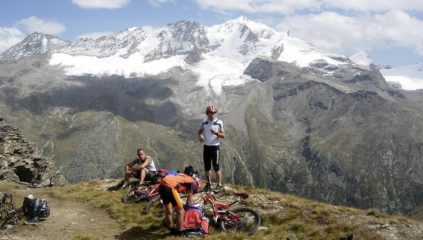 la compagnia verso il vallone delle Meyes (mancano Carlo e Diego)