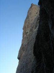 La cuspide sommitale dal canalone di discesa