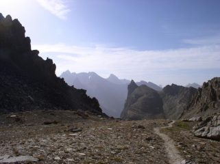 risalendo il vallone di Houerts , sullo sfondo il gruppo dello Chambeyron