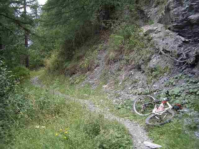 Tratto del sentiero che collega Lozet con Desertes
