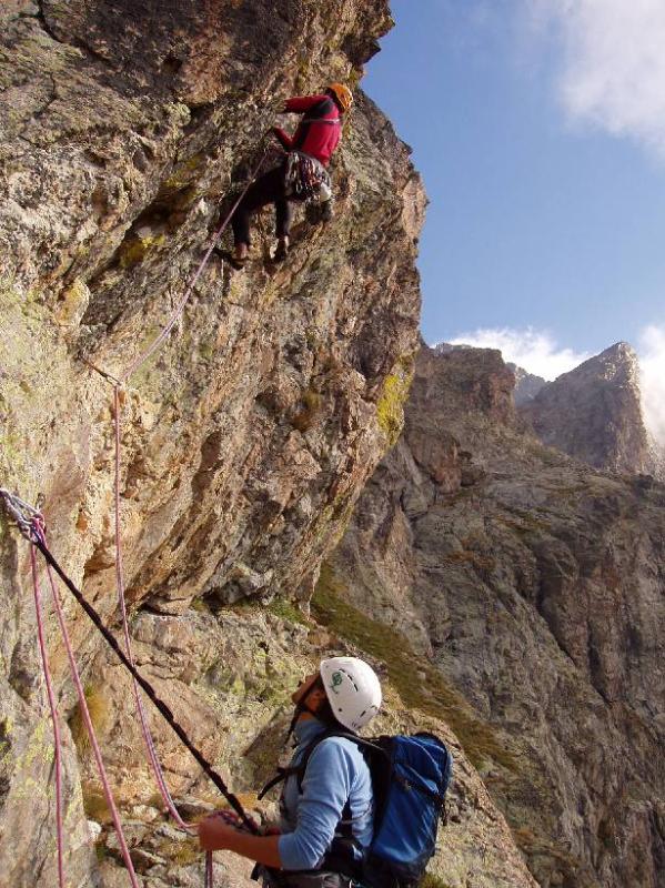 Lo strapiombo del tiro di 6a; sullo sfondo l'Argentera