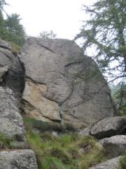 Il masso visto dal sentiero