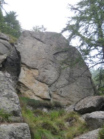 Il masso visto dal sentiero