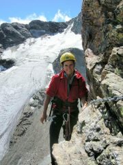 lungo il sentiero attrezzato, sfondo ghiacciaio di vofrede