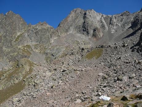 La Cima Sud dell'Argentera dal Rif. Remondino, alla sua destra il Canale dei Detriti