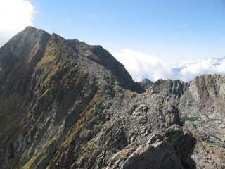 Da sinistra: il Monfandì, quota 2785 o Monfandì Inferiore, quota 2818 o Parej del Magnin e a destra il Monte Goiassa