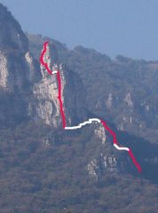 Lo sviluppo della via.In colore chiaro i pezzi di ferrata, camminata.In rosso le parti di arrampicata