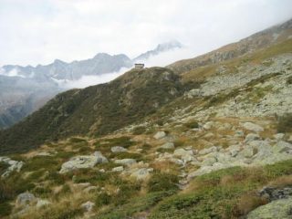 Il Pizzo Loranco -al centro a dx- sopra il rifugio Andolla, poco prima di essere avvolto completamente dalla nebbia