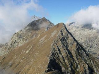 Il monte Colombo, sullo sfondo, visto dalla vetta