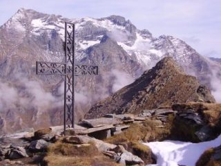 il turlo  dal passo della croce in secondo piano il gruppo lera-sulè