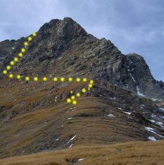 1 e 2 targhe metalliche, 3 pietra triangolare