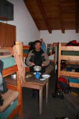 Davide prepara la cena nel locale invernale del Rifugio Bezzi (6-10-2007)