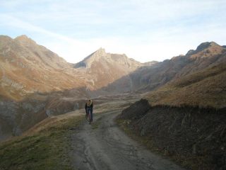 L'ultimo tratto prima dell'alpe Bonalè-sullo sfondo l'Aiguille de Bonalè