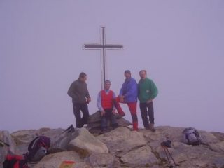 la cima avvolta dalla nebbia