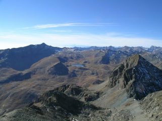Panorama dalla vetta verso sud; sullo sfondo il Monviso