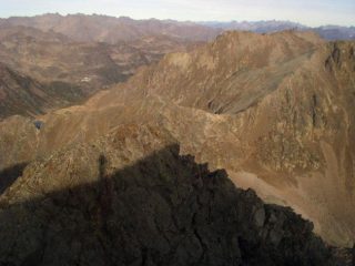 Dalla cresta La Cima e il Colle d'Orgials.