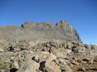 la parte superiore dell'itinerario -poco sopra la baita- con la vetta del monte Avic a dx