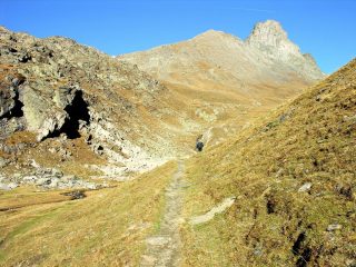 salendo lungo i pendii erbosi che portano al Col Longet (14-10-2007)