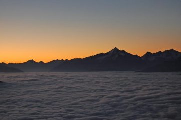 la grivola emerge dal mare di nubi poco prima dell'alba