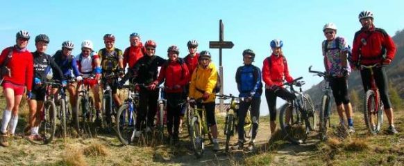 il gruppo cicloescursionistico del CAI di Pinerolo al C.le Neirassa