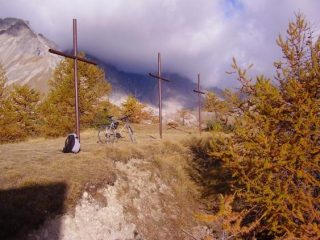 l'omonimo poggio con larici in versione autunnale