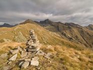 l'omino in vetta, sullo sfondo la Cima Testona ed il Monte Colombo.