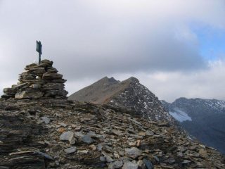 L' omino di vetta e la Rosa dei Banchi in lontananza
