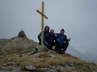 sulla cima del giavino sotto la nevicata