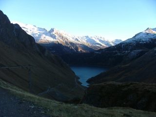 la sera si avvicina al lago morasco
