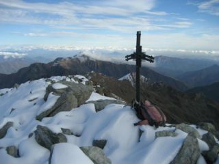 Sulla cima Ronda, dietro la croce la cima Ravinella, dove inizia il percorso di cresta