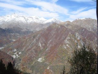 Dai pressi della Punta 'dla Simma, panorama verso il Monte Colombo