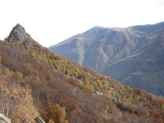 Panorama verso Testa Batassa e Cima Mares; in basso è visibile la borgata Betassa