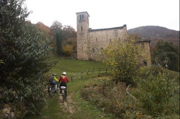 Anna e Irene alla chiesa di Torello.