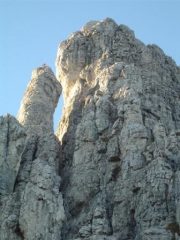 il sigaro Dones e il torrione Magnaghi meridionale. la via Albertini sale appena a dx del sigaro